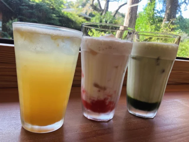 おはようございます🌞
秩父宮記念公園うぐいす亭です☕️
本日は秩父宮記念公園は緑化フェア開催です！！
うぐいす亭では本日限定で2種類のラテと甘夏ソーダを販売します🍹
ラテは抹茶とイチゴになります🍓🍵

心配していたお天気にも恵まれ、お出かけしやすい気候になっておりますので皆さまのご来園お待ちしております😊

#秩父宮記念公園
#秩父宮記念公園うぐいす亭
#緑化フェア
#甘夏ソーダ
#抹茶ラテ
#いちごラテ
#秋のイベント