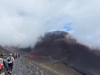 10/11は、富士山宝永火口縁ショートトレッキングへ行ってきました🗻

朝は、くっきり見えていた富士山も、五合目へ着くと雲に覆われ、、、少し不安に、、、💦

まずは、六合目を目指してゆっくり歩きます。
薄い空気で身体は重いが、心は富士登山気分！　
無事に最高地点の六合目へ到着✨

六合目からはダイナミックな宝永火口まで、ゴツゴツした山肌をトラバース？横歩き！？

雲の流れが早く、同じ場所に立っていても次々と変わる景色に圧倒されながら、これぞ富士山だと、これだこれだ！と、しっかり噛みしめてきました✨

ガイドさんは、富士山の特徴的な植物や噴火について、棲息する動物や痕跡など、様々な角度からお話をしてくれました🎶
いつもいつも、お客さまと一緒に
「へ〜！！　あ〜〜〜〜〜っ！　ほ〜っ！」と
聞き入ってしまいます👂
楽しんじゃいました🙃

今度は、夕方から宝永火口を楽しむツアーもありかなと！
企画したいと思います！

ご参加いただいた皆様ありがとうございました‼️
また楽しみましょ！

#富士山
#御殿場 
#富士宮市
#富士登山
#トレッキング
#ハイキング
#富士山みくりやの旅
#バスツアー
#御殿場アウトレット
#宝永火口
#大自然
#狩猟
#登山
#写真 
#国内旅行
#観光
#旅行
#森のたね
#井戸さん
#ありがとうございます
#japan
#travel
#photogram
#gotembagram
#hiking
#trek
#tour