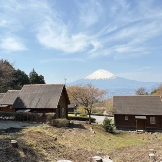 乙女森林公園第2キャンプ場です。
場内の一番上の駐車場からの景色です。
一番右のコテージCは、8名様が宿泊できる当園最大のコテージです。
#御殿場市
#乙女森林公園
#乙女森林公園キャンプ場
#コテージ
#富士山の見えるキャンプ場
#第2キャンプ場
#第1キャンプ場
#富士山
#mtfuji
#フォレスト乙女
#金時山
#箱根外輪山
#ゴールデンウィーク
