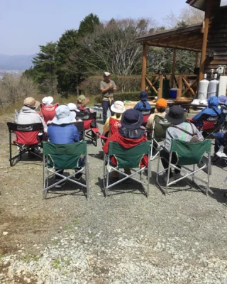 おはようございます☀
乙女森林公園キャンプ場です。

4月19日（土）に第2キャンプ場で山野草のイベントが開催されました。

晴天に恵まれ、夏のような暑さの中、参加された皆さんお疲れ様でした。

私もお蕎麦をいただいたのですが、山菜の天ぷらをのせるだけで、普段のみくりやそばとはまた違った味わいで、とても美味しかったです。

キャンプ場では、今後もいろいろなイベントを企画しております。キャンプをしたことがない方も大歓迎です。
お気軽にお越しください。

#乙女森林公園キャンプ場
#御殿場市
#乙女峠
#金時山
#山野草
#富士山
#山菜
#みくりやそば